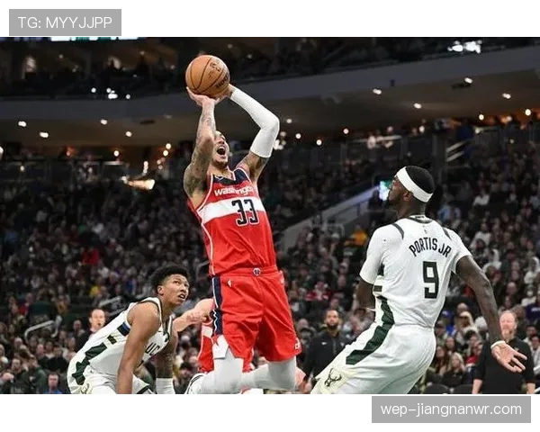 库兹马无球跑动效率提升，拉开空间改变奇才进攻结构