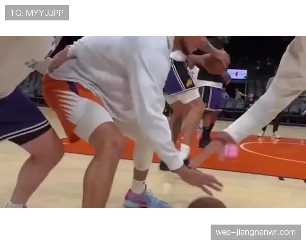 布克训练完顺手买下整条街的AJ？