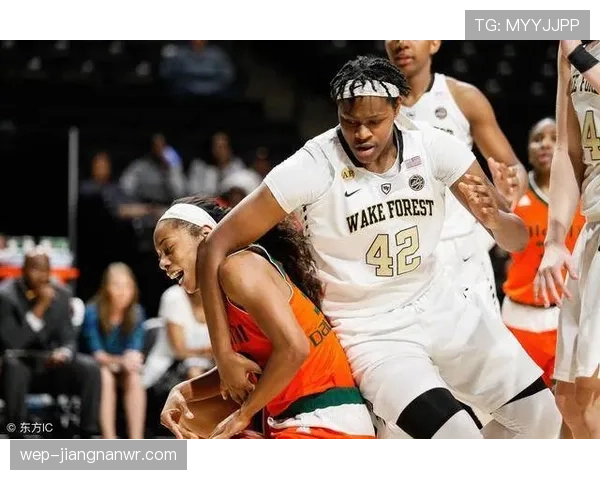 抱人犯规判罚标准解析：何时算犯规裁判必须即时吹哨？