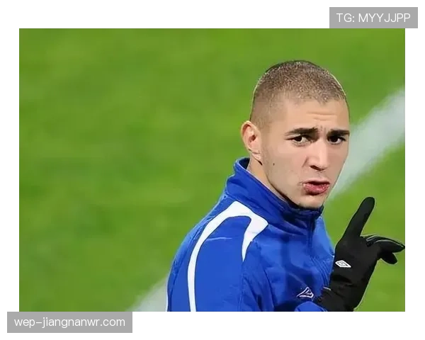 本泽马：无球跑动与进攻串联的极致解析